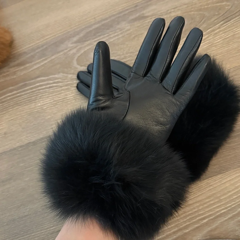 NWOT black fleece lined sheepskin leather gloves with fox fur trim